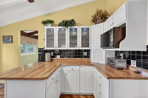 Kitchen - 1 Rockledge Rd, Poughkeepsie, NY 12601 photo 4 of 7