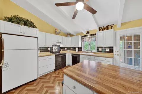 Kitchen - 1 Rockledge Rd, Poughkeepsie, NY 12601 photo 5 of 7