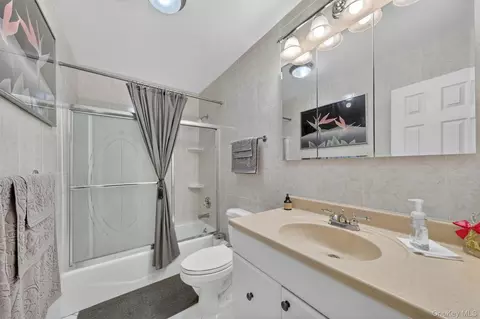 Bath - 1 Rockledge Rd, Poughkeepsie, NY 12601 photo 2 of 3