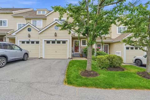 32 Rolling Ridge Rd, Hyde Park, NY 12538