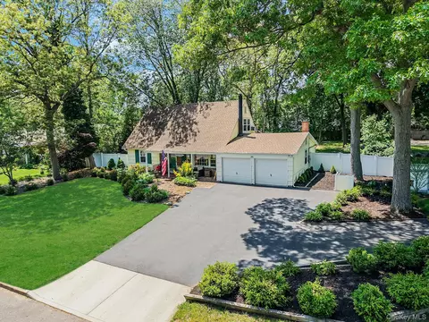 20 Wintergreen Dr, Coram, NY 11727