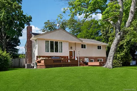 4 Sherbrooke Dr, Smithtown, NY 11787