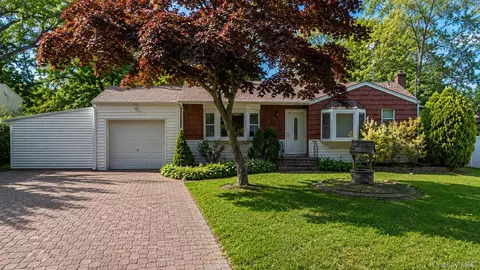 3 Hickory Pl, Bay Shore, NY 11706