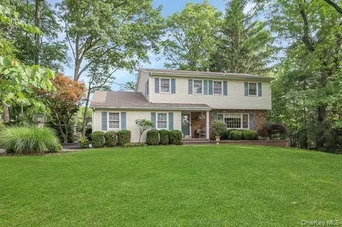 4 Liberty Cir, Clarkstown, NY 10956