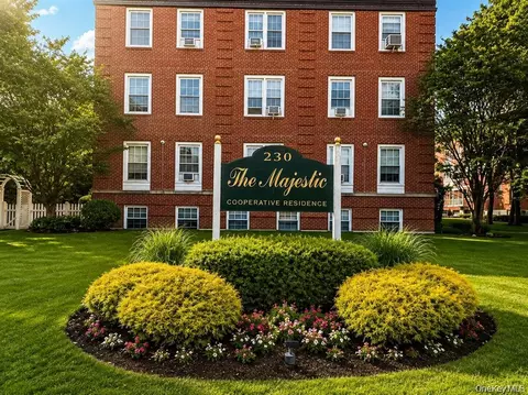 230 Central Ave #3-I, Lawrence, NY 11559
