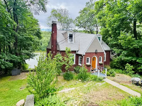 51 Lake Dr, Putnam Valley, NY 10537