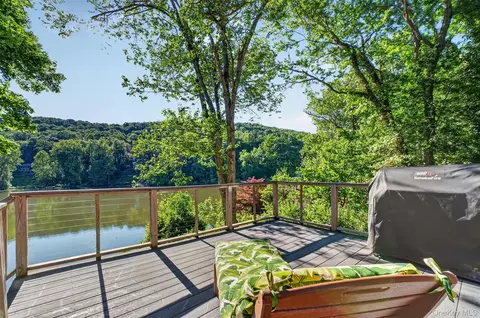 51 Lake Dr, Putnam Valley, NY 10537