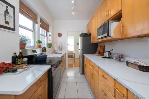 86-10 34th Ave #613, New York, NY 11372