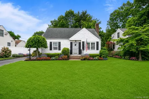 4 Birch Pl, Glen Cove, NY 11542