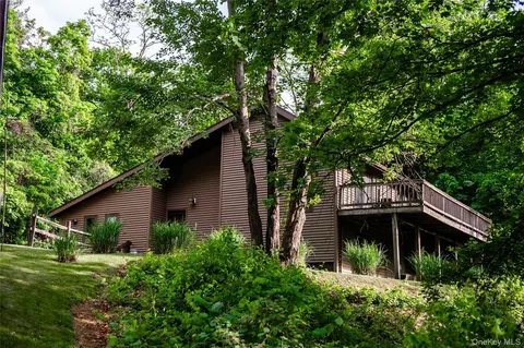 12 Chaucer Rd, Staatsburg, NY 12580