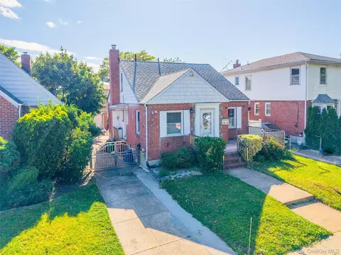 5816 198th St, New York, NY 11365