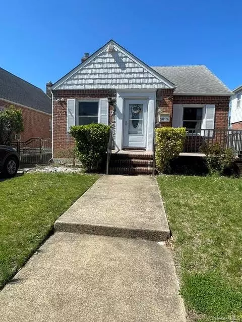 5816 198th St, New York, NY 11365