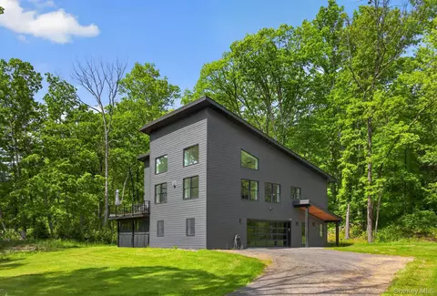 739 Old Post Rd, New Paltz, NY 12561