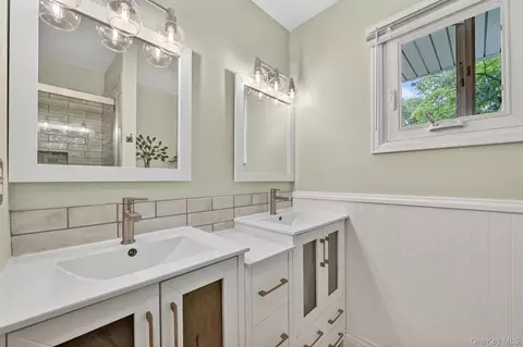 Bath - 8 Mountain Brook Rd, Cornwall, NY 12518 photo 3 of 3