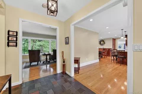 Entry Way - 8 Mountain Brook Rd, Cornwall, NY 12518 photo 2 of 5