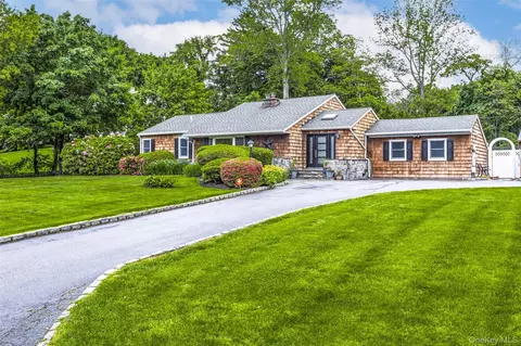 7 Longacre Dr, Huntington, NY 11743