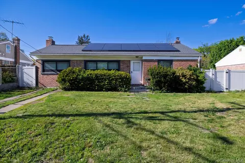 69 W 22nd St, Huntington Station, NY 11746