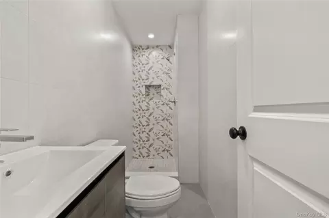 Bath - 37 Ewing Ave #202, Ramapo, NY 10977 photo 5 of 5