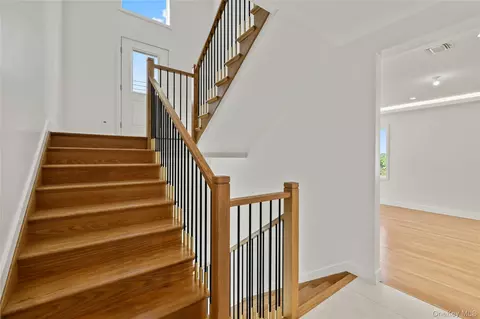 Entry Way - 37 Ewing Ave #202, Ramapo, NY 10977 photo 9 of 13