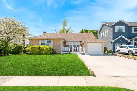 505 Lariat Ln, Bethpage, NY 11714