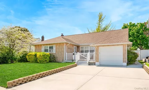505 Lariat Ln, Bethpage, NY 11714
