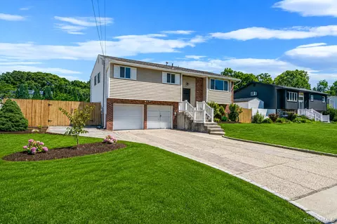 7 Berkeley Ave, Selden, NY 11784