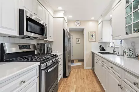 Kitchen - 54 Waters Edge, Rye, NY 10580 photo 1 of 2