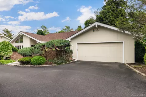 18 Kristi Dr, Jericho, NY 11753