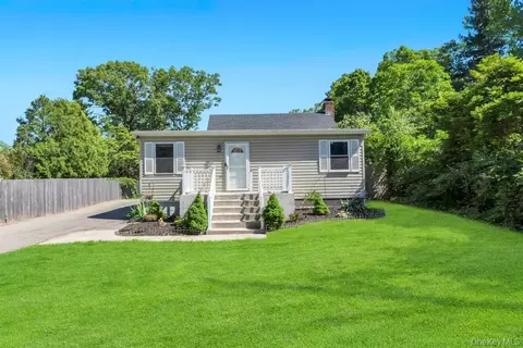 18 Richmond Hill Rd, Sound Beach, NY 11789