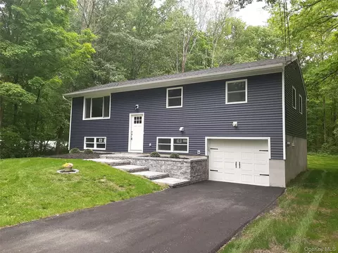 38 Pine Woods Rd, Hyde Park, NY 12538