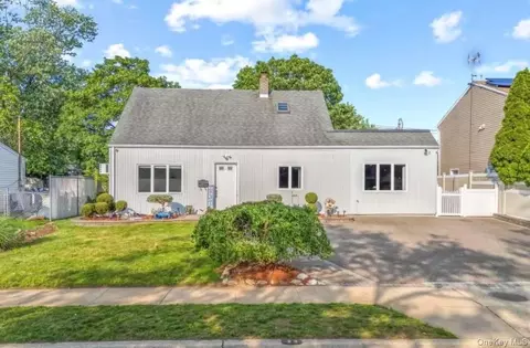 23 Vista Ln, Levittown, NY 11756