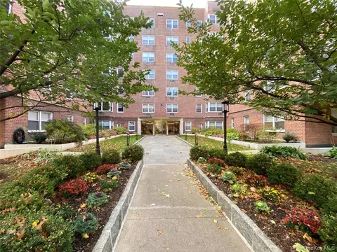 120 E Hartsdale Ave #1R, Greenburgh, NY 10530