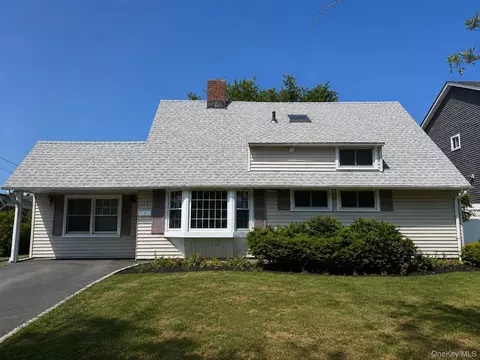 11 Acre Ln, Hicksville, NY 11801