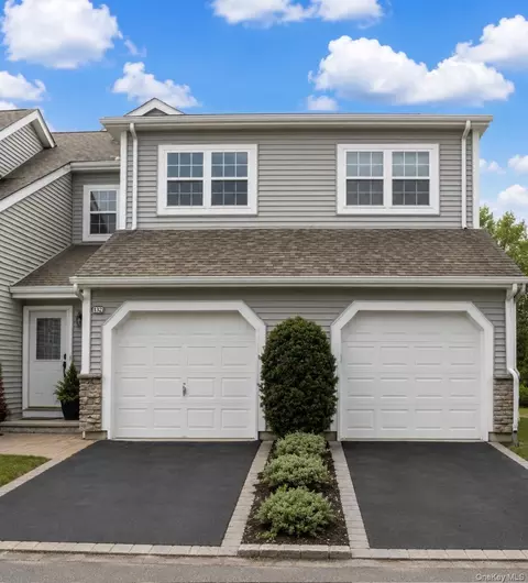 132 Carriage Ln, Plainview, NY 11803