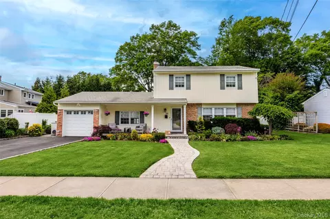 25 Gerald Ln, Old Bethpage, NY 11804