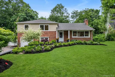 18 Pine Dr N, North Hempstead, NY 11576