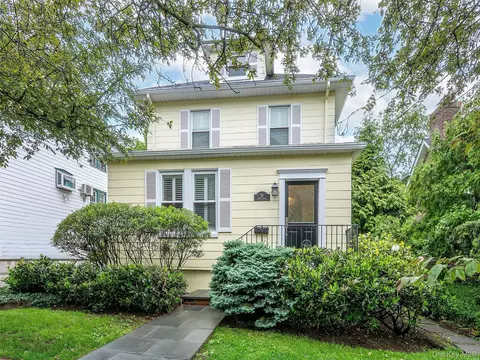 28 Monroe St, North Hempstead, NY 11050