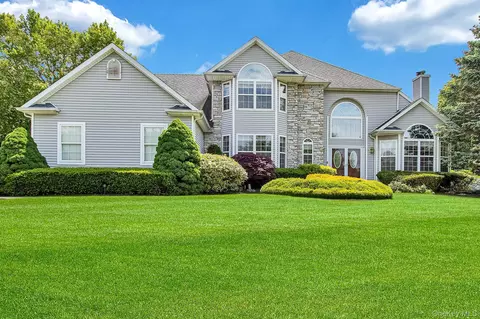 9 Redwood Ln, Miller Place, NY 11764