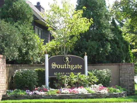 174 Southgate Cres, Massapequa Park, NY 11762