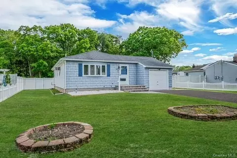 34 Stewart St, Bay Shore, NY 11706