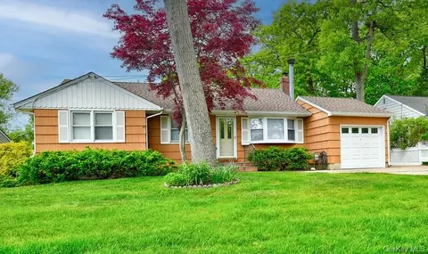 18 Bailey Ave, Babylon, NY 11702