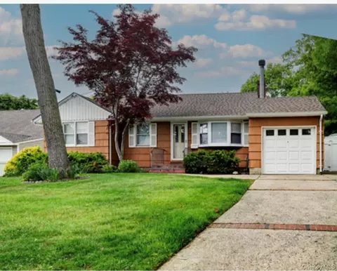 18 Bailey Ave, Babylon, NY 11702
