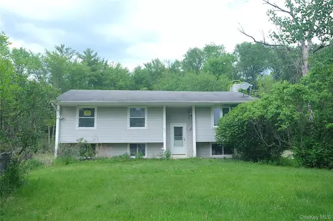 17 Roosevelt Rd, Hyde Park, NY 12538