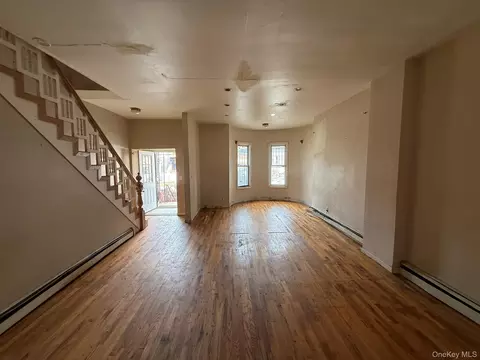 Living - 740 E 218th St, New York, NY 10467 photo 2 of 3