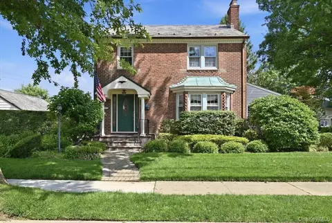 225 Crocus Ave, Floral Park, NY 11001