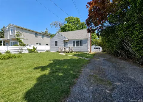 23 Robbins Ave, Islip, NY 11751