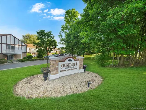 1 Doxbury Ln, Ramapo, NY 10901