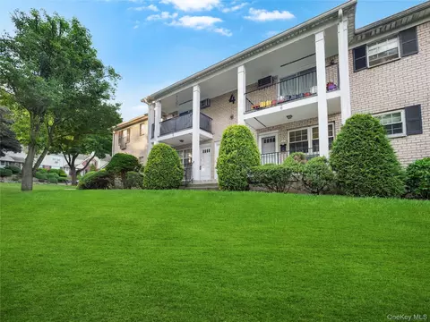 1 Doxbury Ln, Ramapo, NY 10901