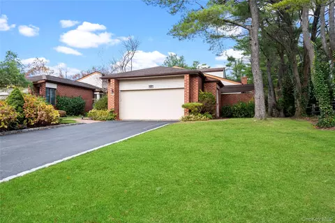 147 Darters Ln, North Hempstead, NY 11030