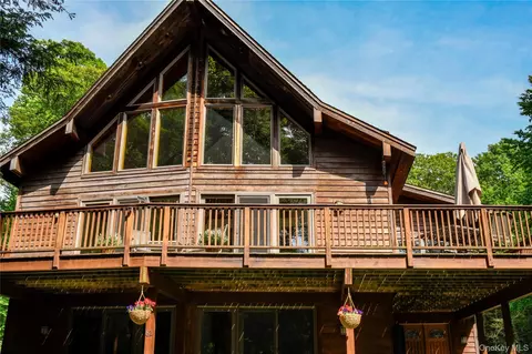 82 Indian Lake Rd, Putnam Valley, NY 10579